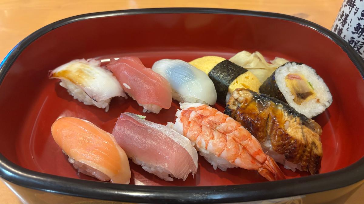 月曜日のサービスにぎりランチ！足りないかもって人は1半もあります🍣