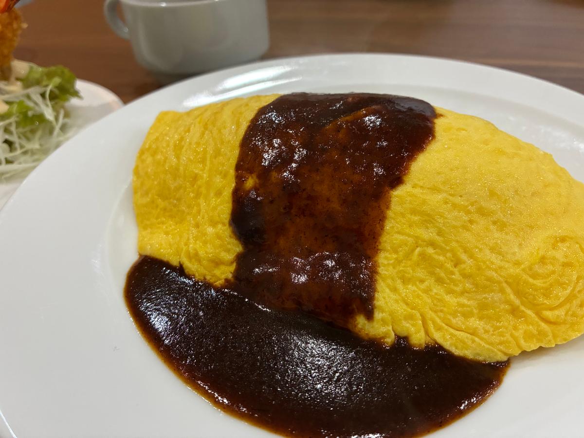 デミグラスソースがけのオムライス