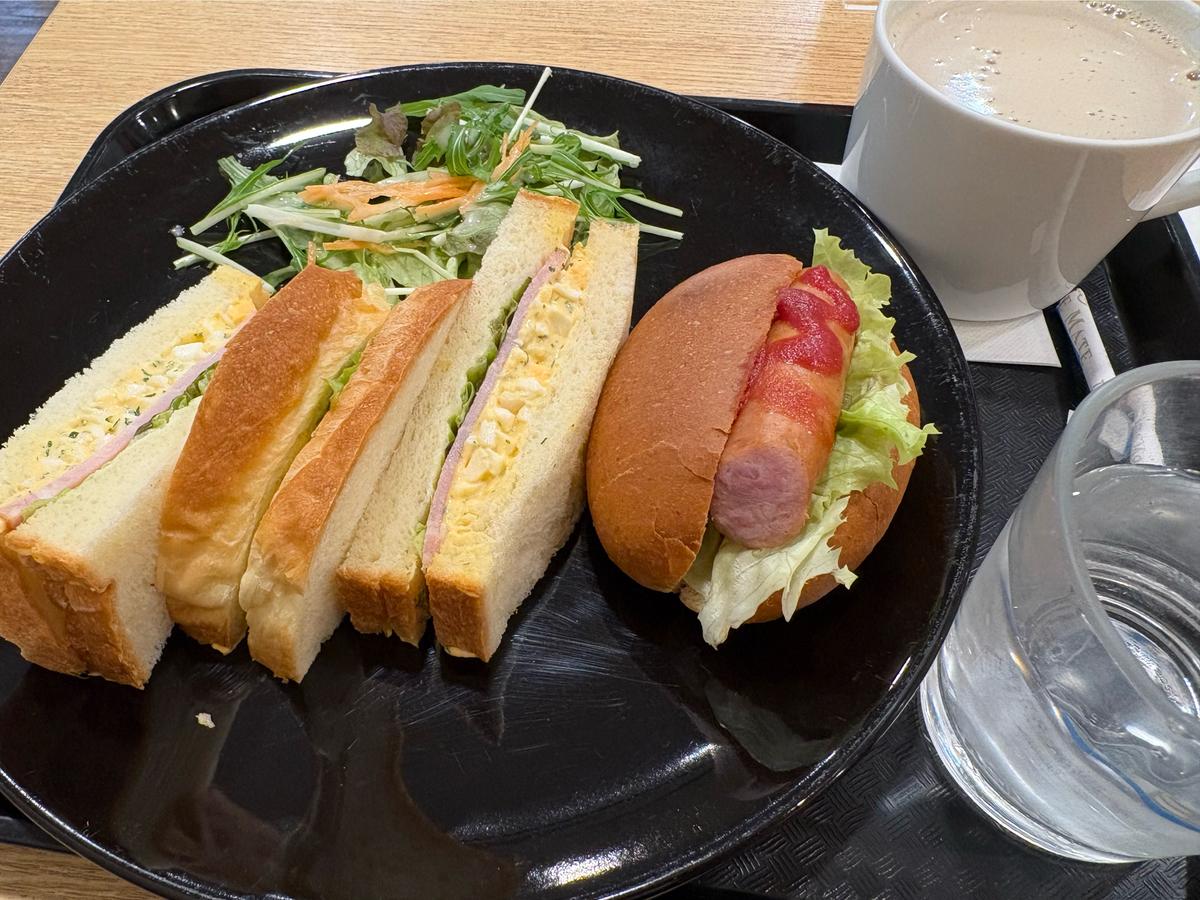 日替わりランチ(ハムたまごサンドイッチ、ホットドッグハーフ)ドリンク付き