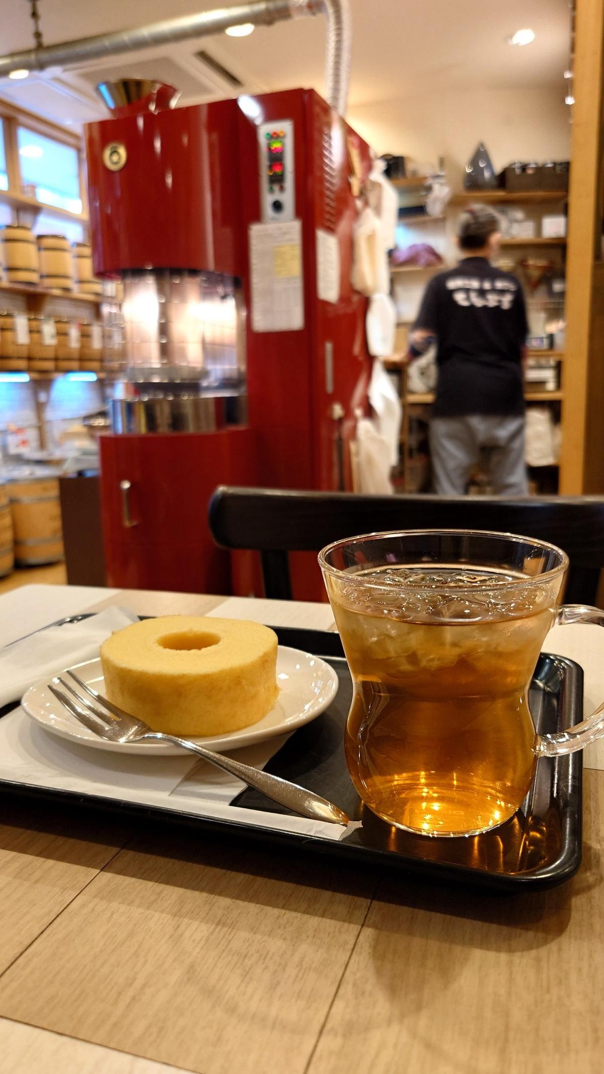 コーヒーチェリーティーとバームクーヘン。僕にはジュースのサービス。嬉しい！