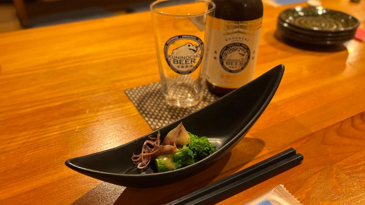 つきだしはホタルイカと菜の花の酢味噌がけ！少しほろ苦い菜の花がいい感じ✨