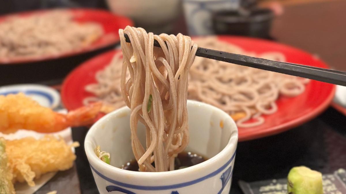 ジメジメした天気でも爽やかに食べられるそば。わさびは少し多めが好き😊