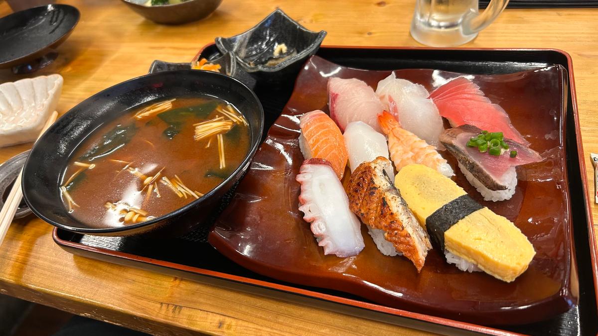 2つの小鉢が付いたお得な10貫盛り🍣赤だしもでかい！