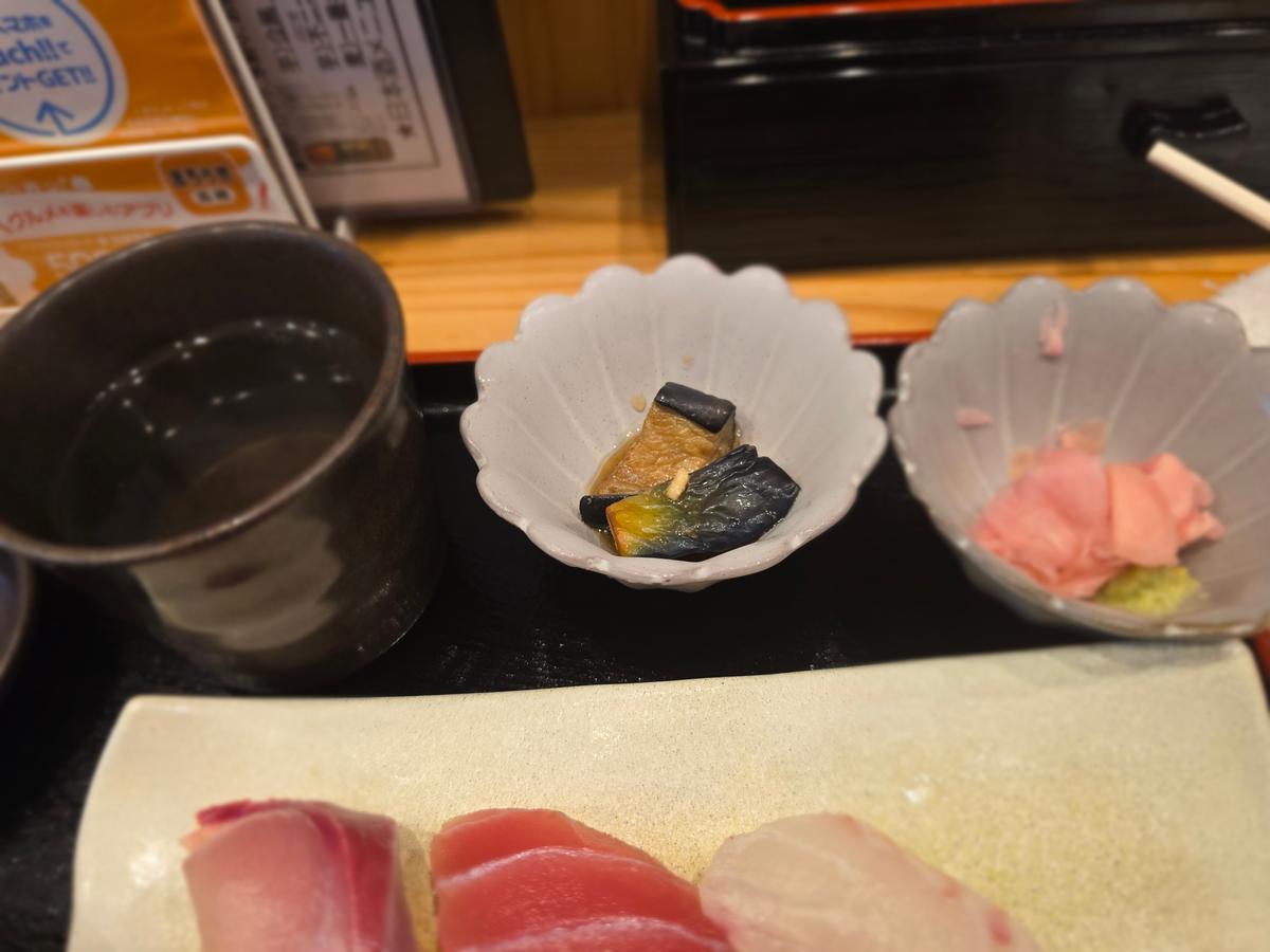 小鉢とガリとワサビ