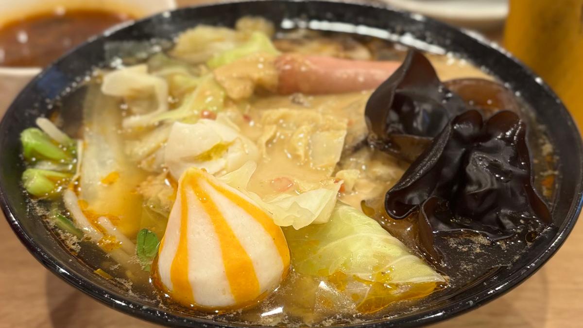 けっこうボリュームあります！麻辣湯お馴染みの魚卵団子があるのも嬉しい☺️