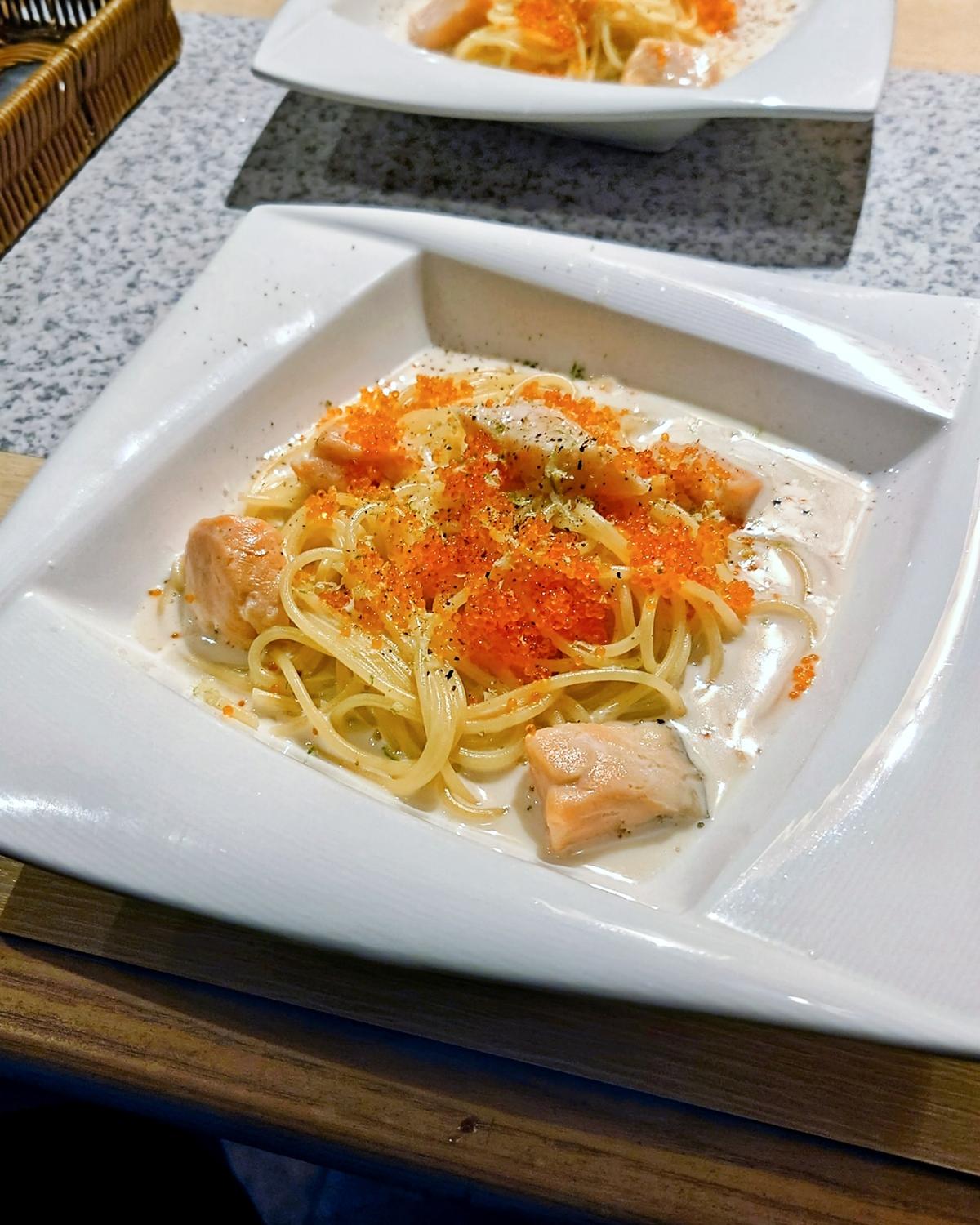 居酒屋ラグジュアリーXmasごちそう倶楽部／サーモンととびっこの白味噌と出汁のクリームパスタ