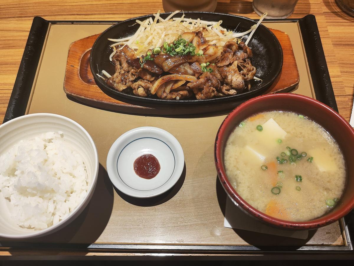 牛カルビと牛ホルモン焼の定食（豚汁変更）