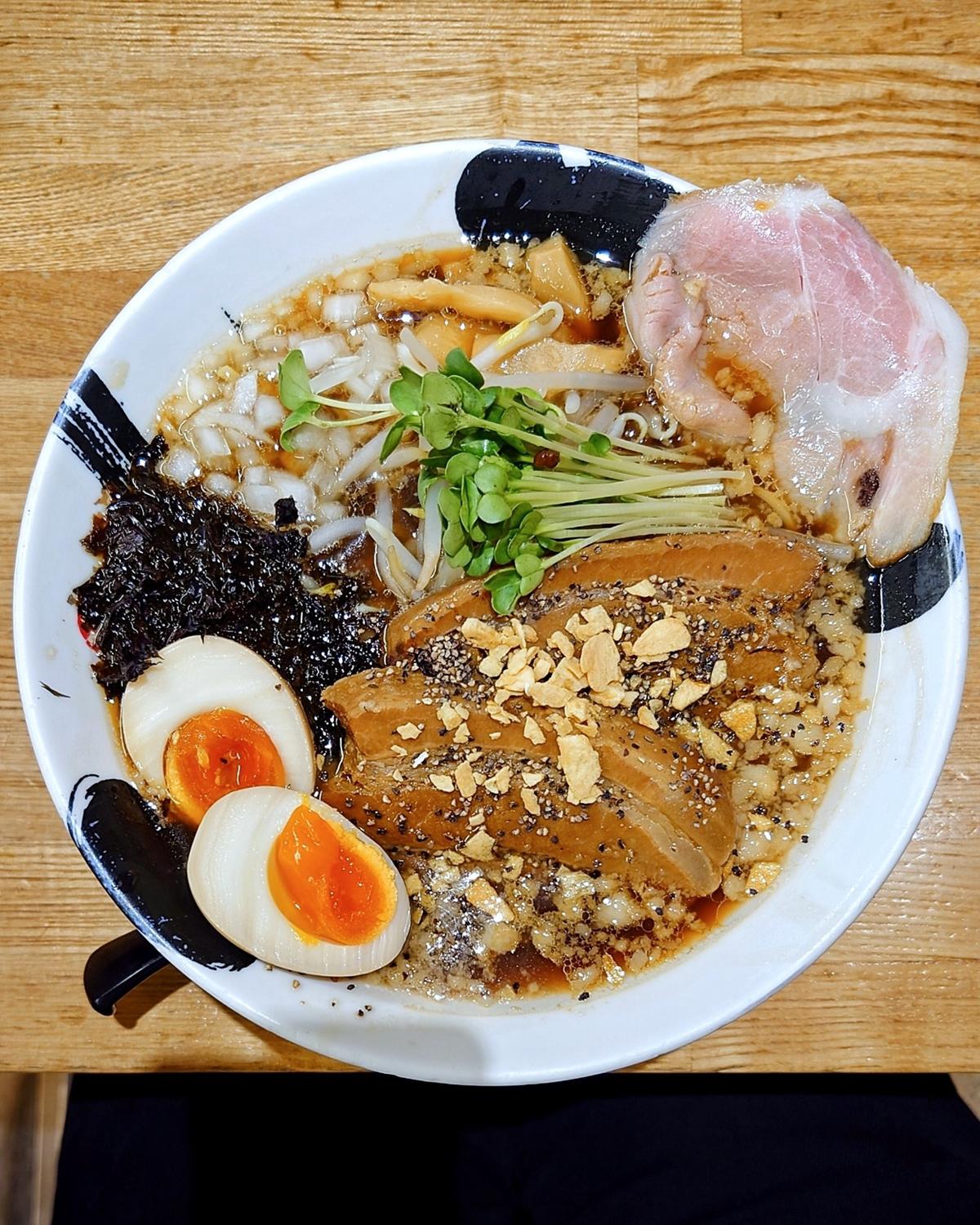 背脂ガーリックブラックらぁ麺