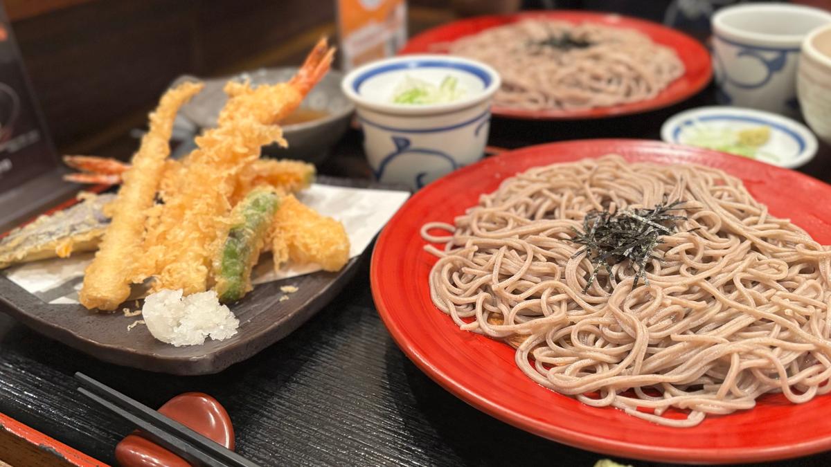 こだわりの二八そばと大海老天ぷらセット♪