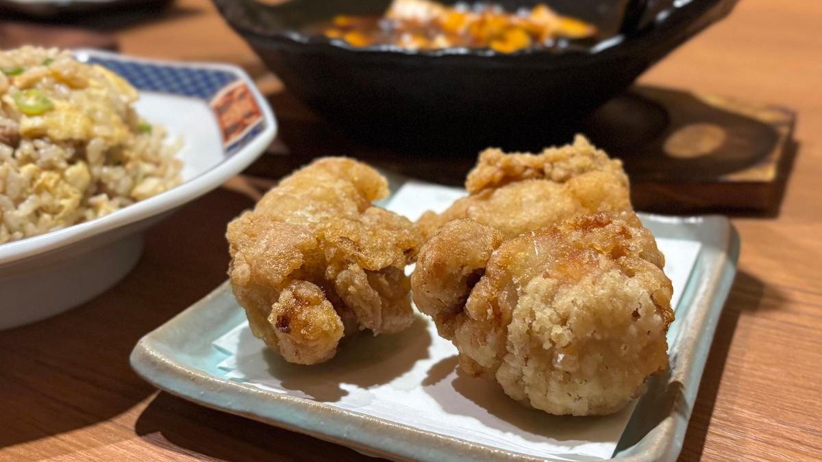 からあげ！意外と衣が薄いのにちゃんとカリッとしていてジューシー！