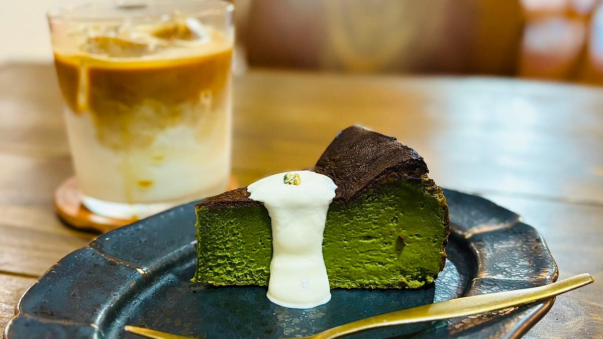 ほろ苦さも感じる濃厚な抹茶バスクチーズケーキは無糖のカフェラテと一緒に。