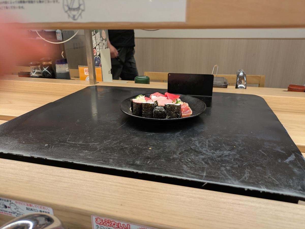 大皿のものでもレーンから運ばれてくる