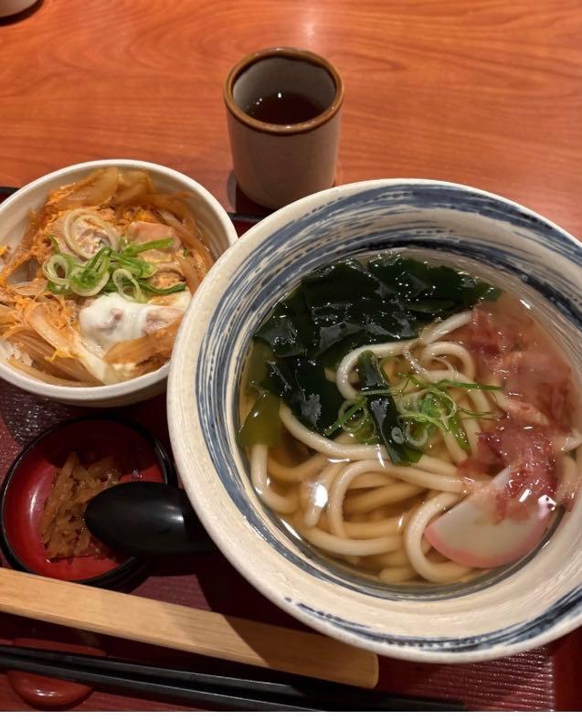 ワカメうどんとミニ親子丼