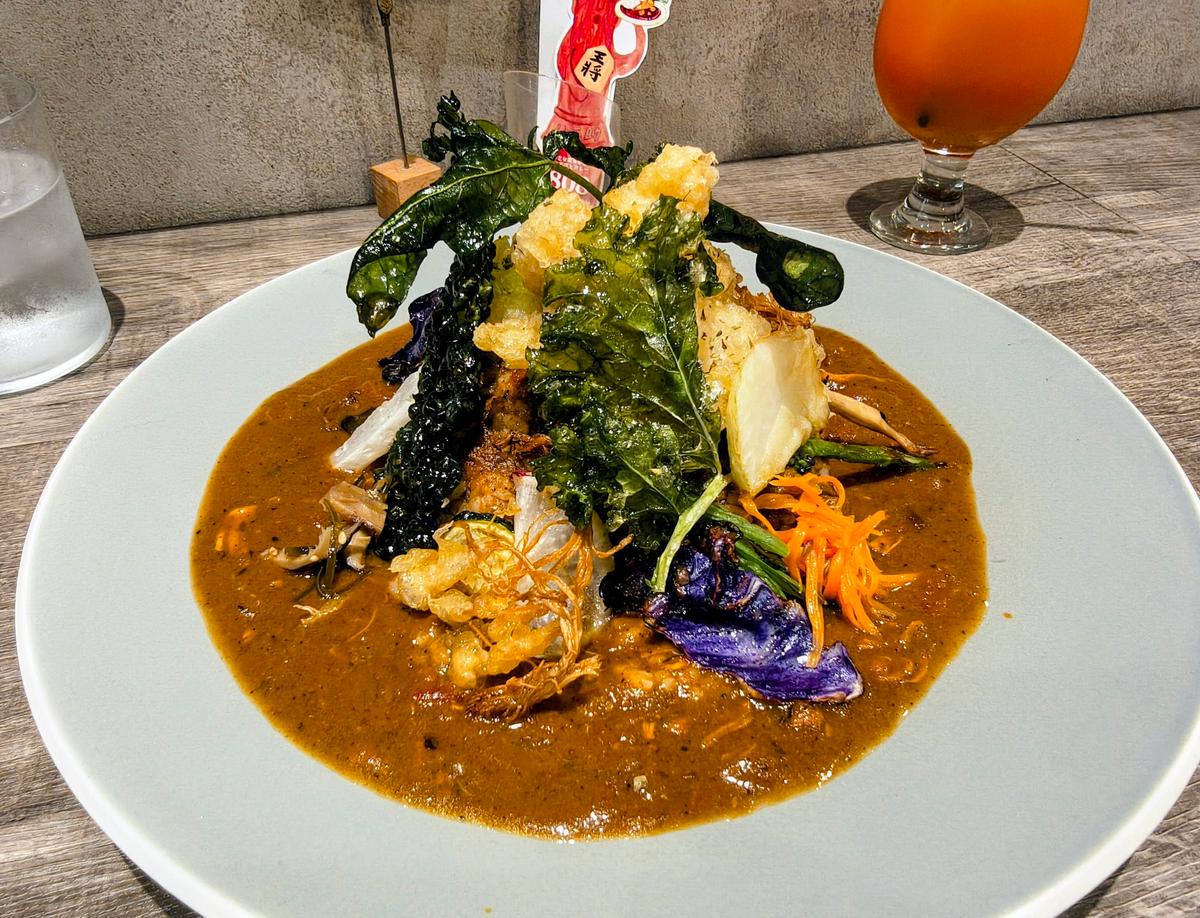 「王将」と、なんか持ってる…🍛!!