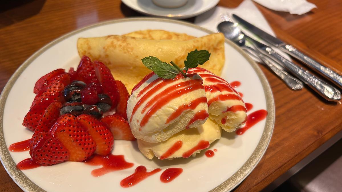 フルーツもアイスもたっぷり添えられてます