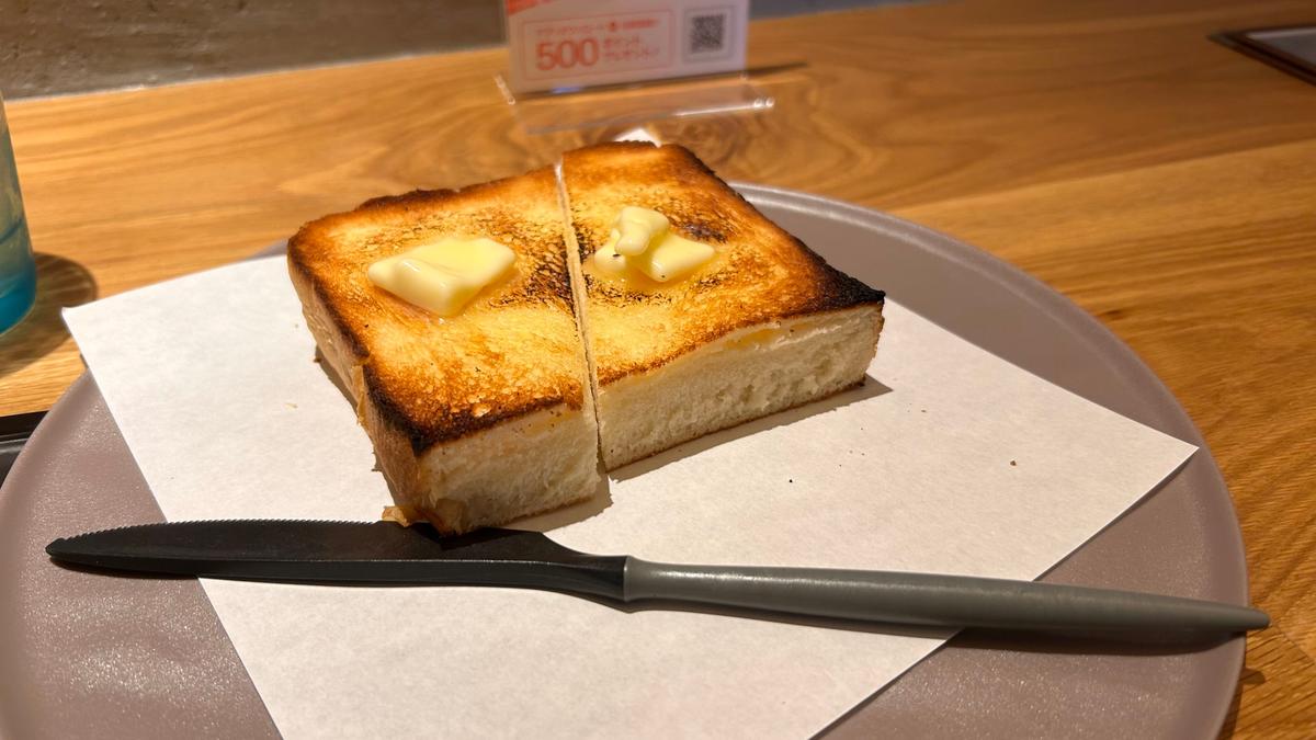 トーストは厚めでしっかり焼かれるタイプ
