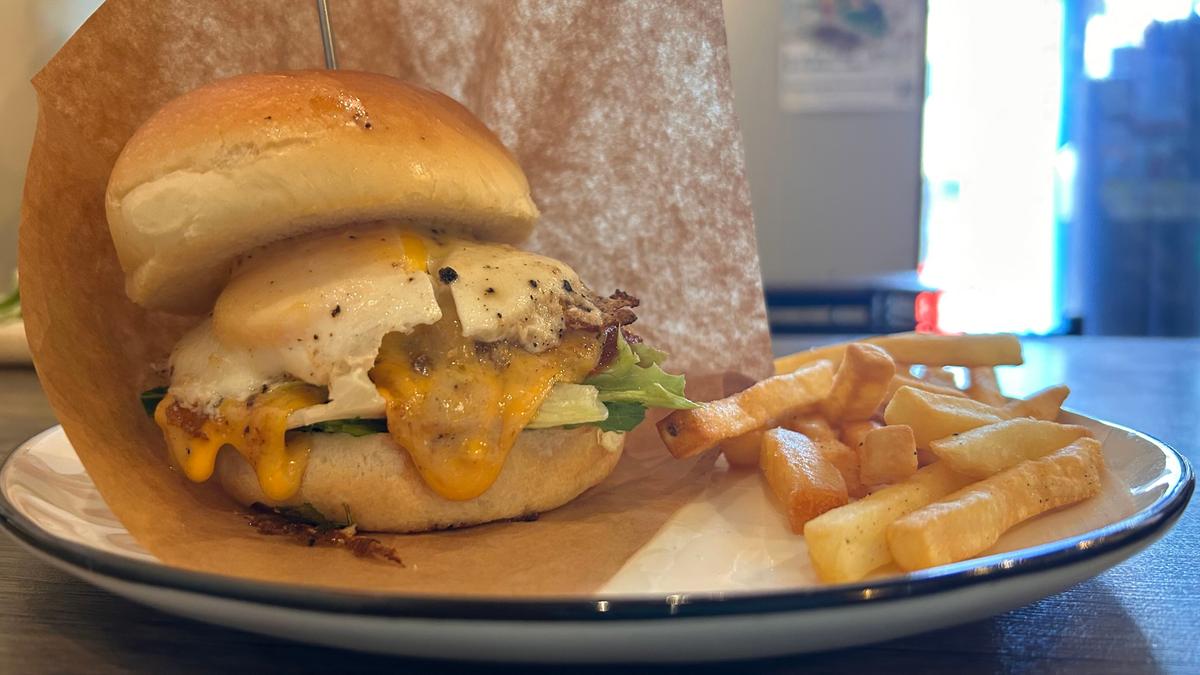 チーズたっぷりの限定バーガー