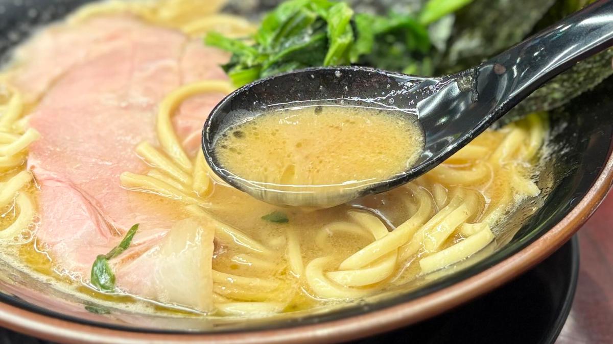 鶏豚骨と醤油ベースのスープ!
