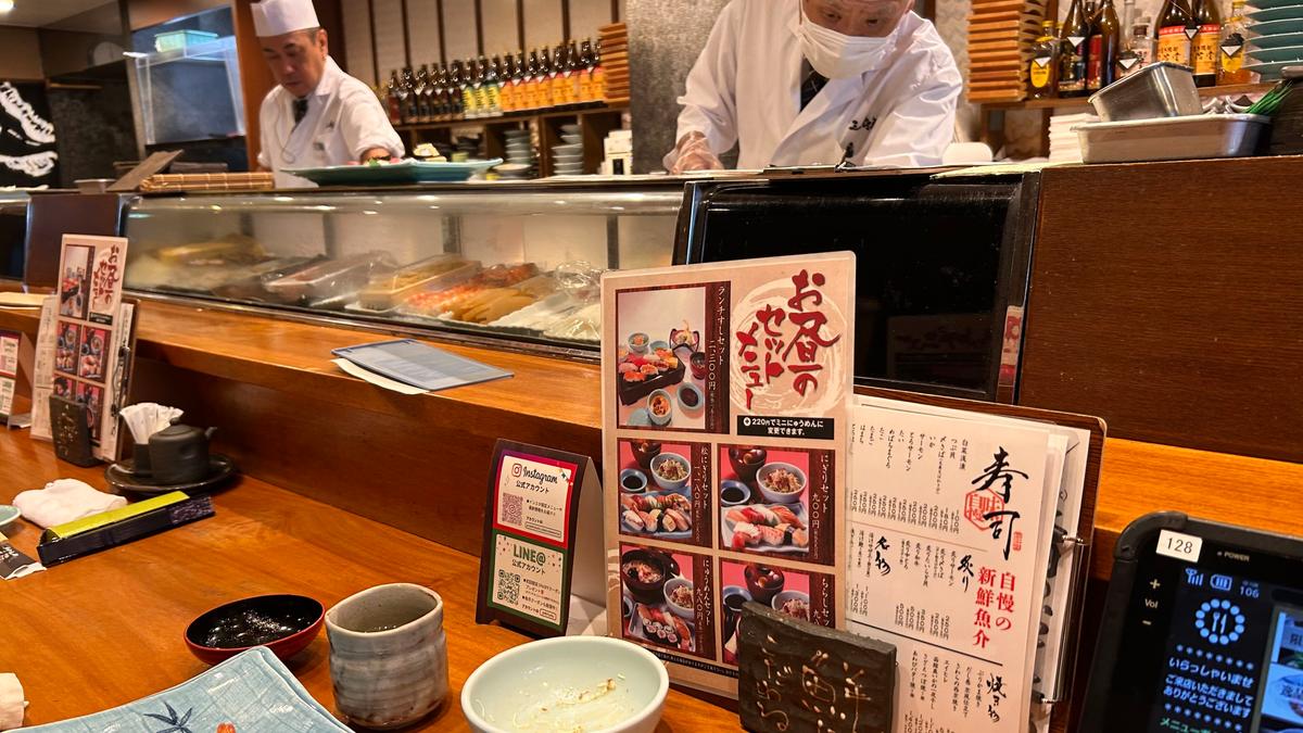 カウンター前には新鮮なネタが並んでいます(^^♪