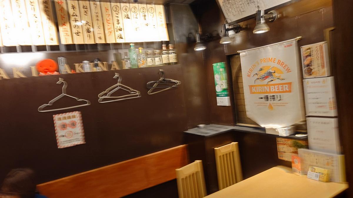 更に奥へ入ると椅子席。