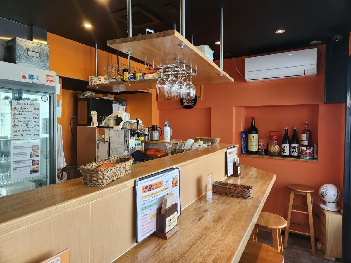 カウンターだけのお店です!