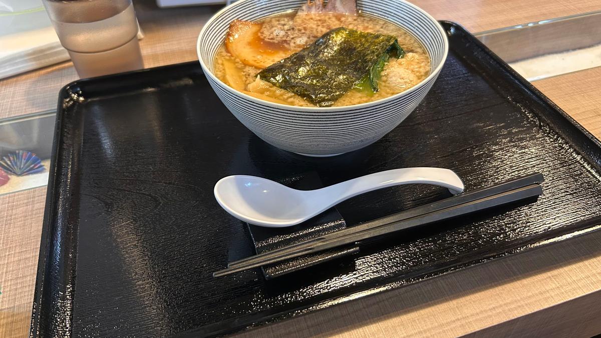 ひとつひとつお盆に乗せられて運ばれてきます