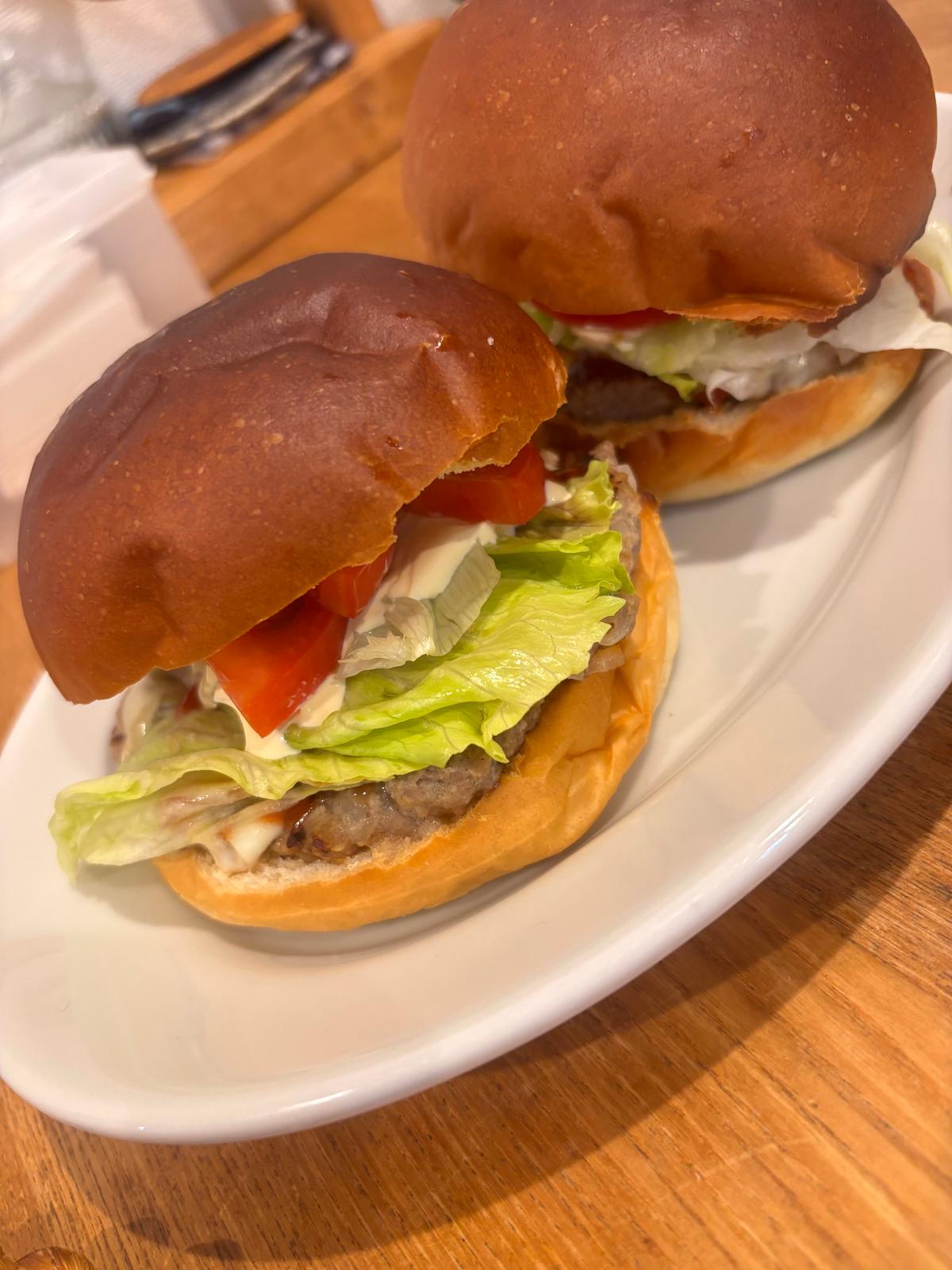 ハンバーグ、トマト、レタスをはさんで。
