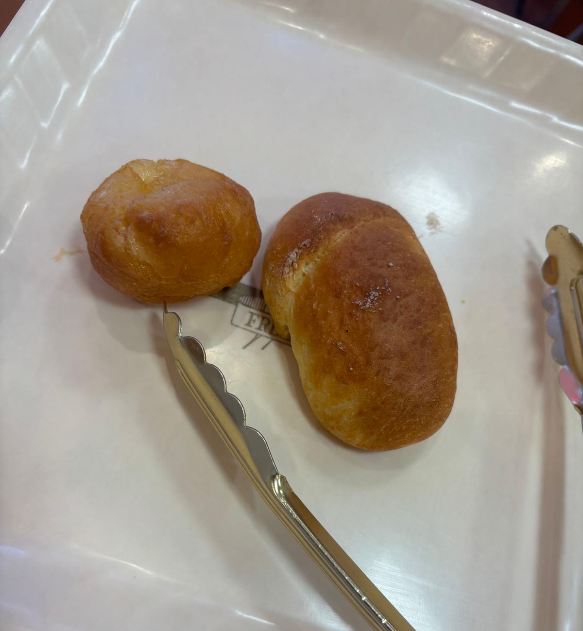 もちもちしょうゆ(左)塩パン(右)合計199円(税込)