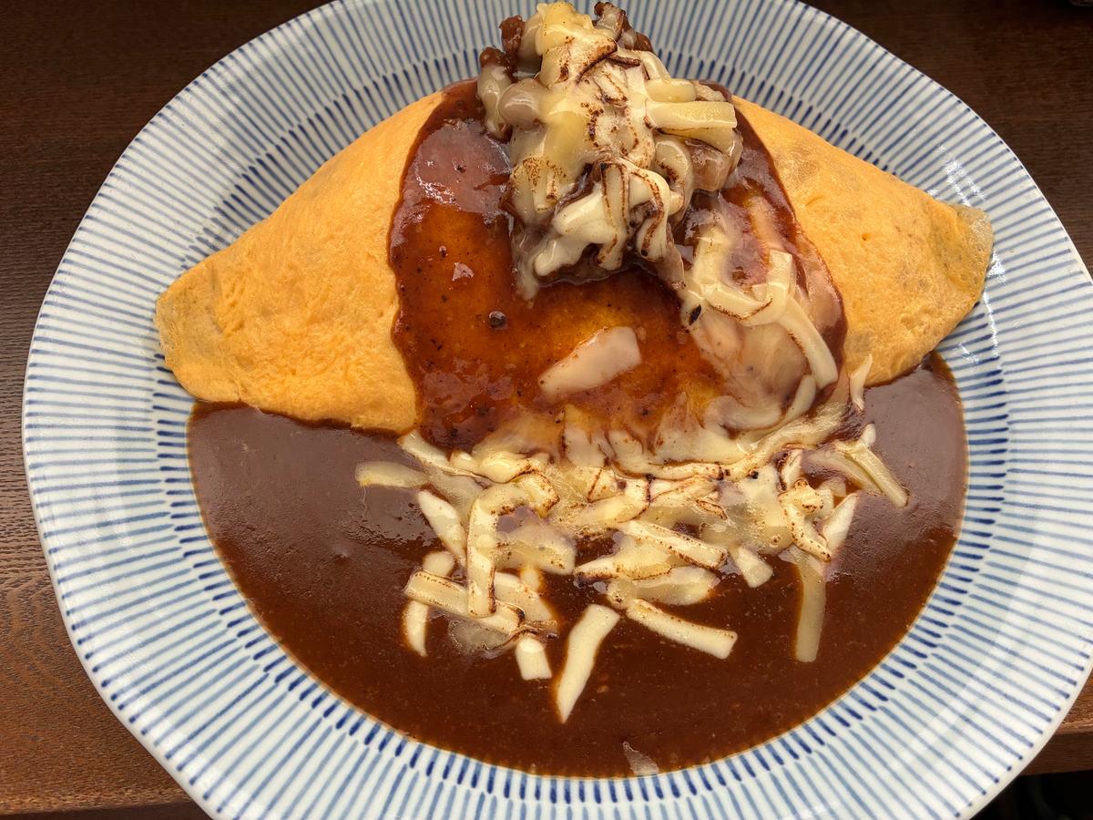 炙りチーズのビーフカレーオムライス