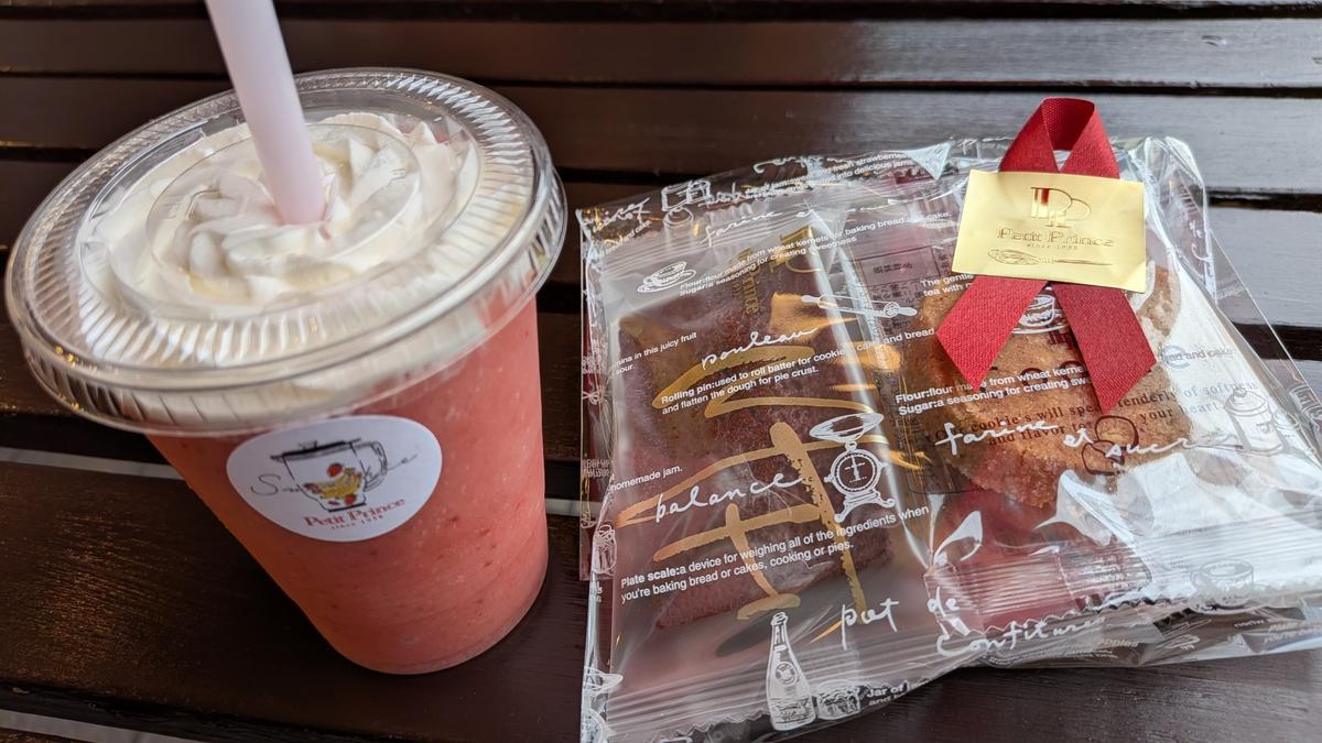 生クリームのせイチゴスムージー378円&焼き菓子いろいろ⭐️