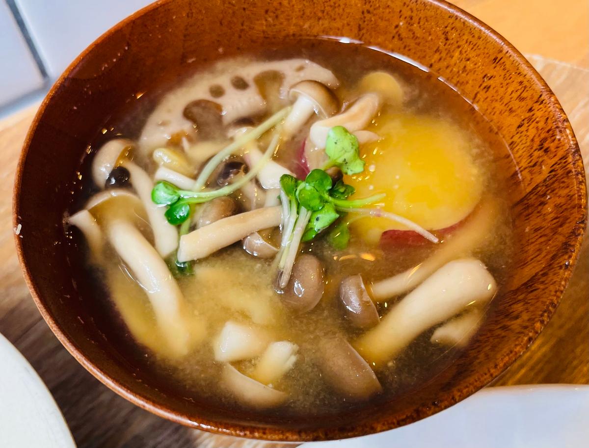 季節の根菜たっぷり具沢山味噌汁!
