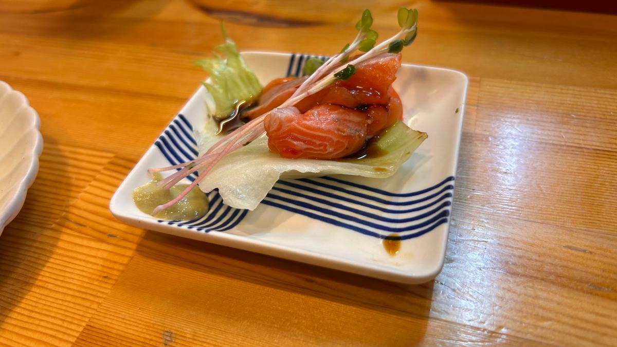 お通しはサーモンの造りでした
