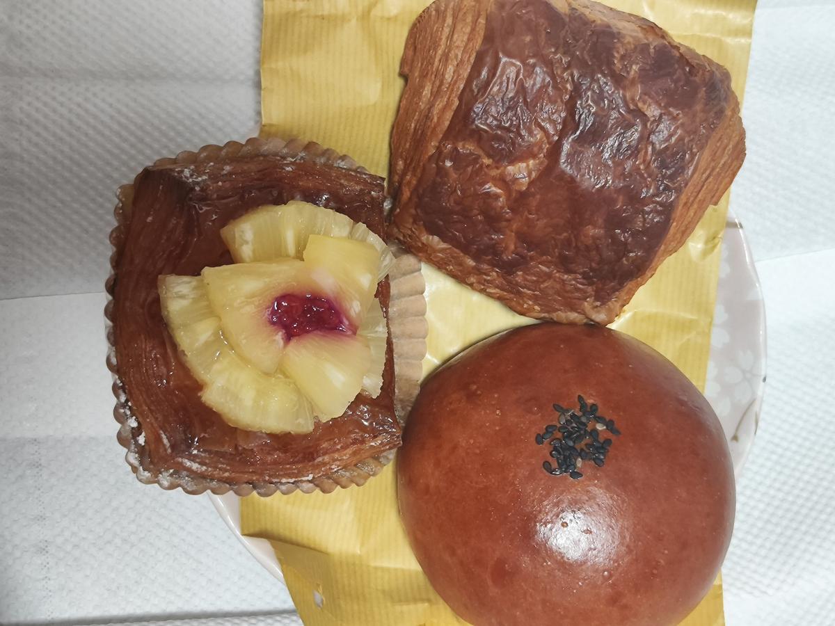 あんぱんとチョコのパンとパインが乗ってるパン