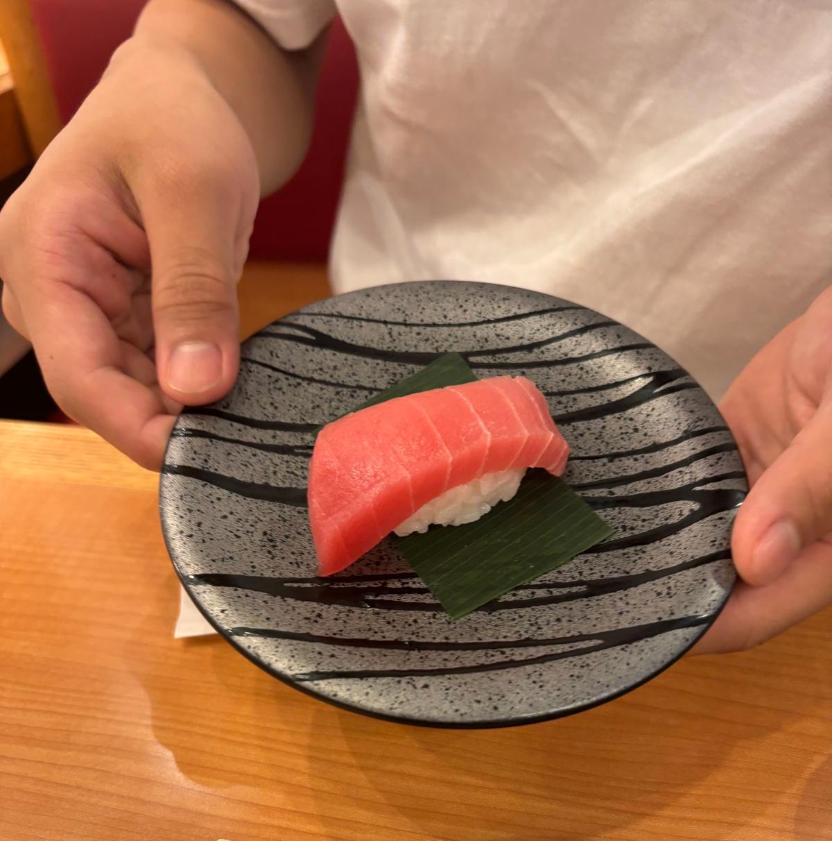 中トロ。シャリはほんのり温かくにぎりたて。