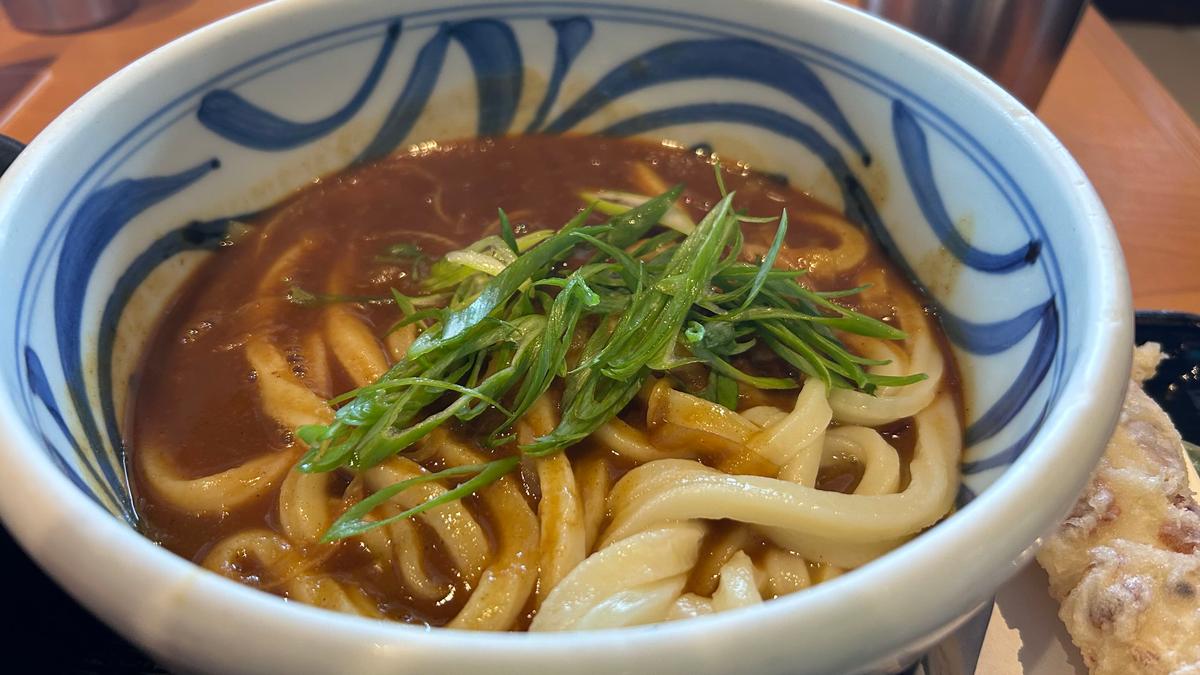 カレーうどんの上のネギもルーと合っていて美味!