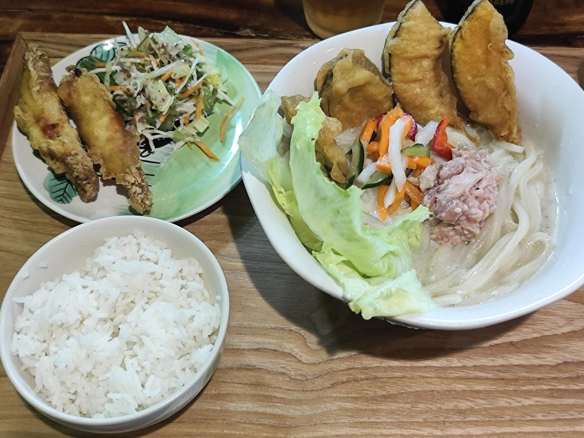 冷グリーンカレーうどん(からあげ、大盛りご飯セット)