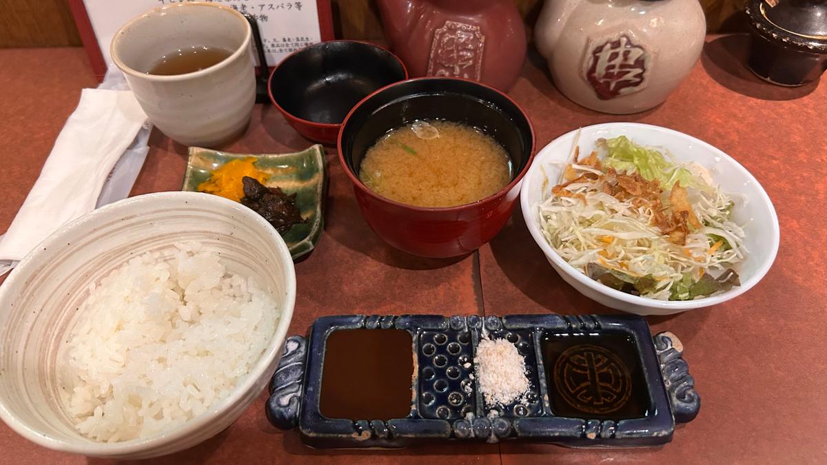 ご飯とサラダ・味噌汁はお代わり自由です(^^♪