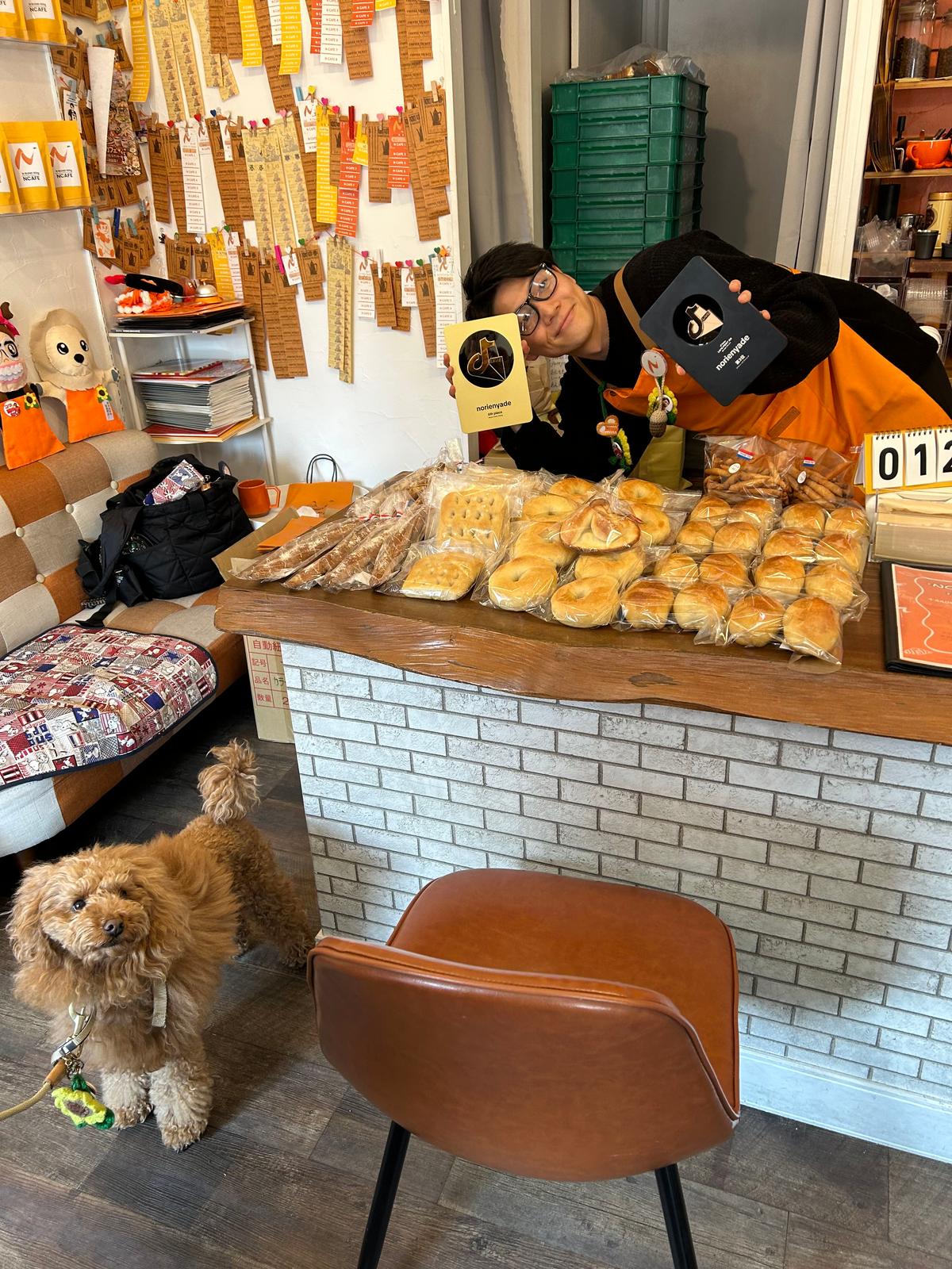 世界6位の盾と店長