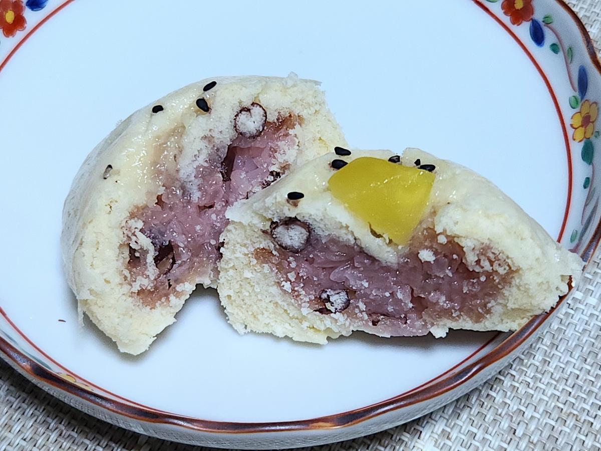 幸福まんじゅうは中にお赤飯が入っています!
