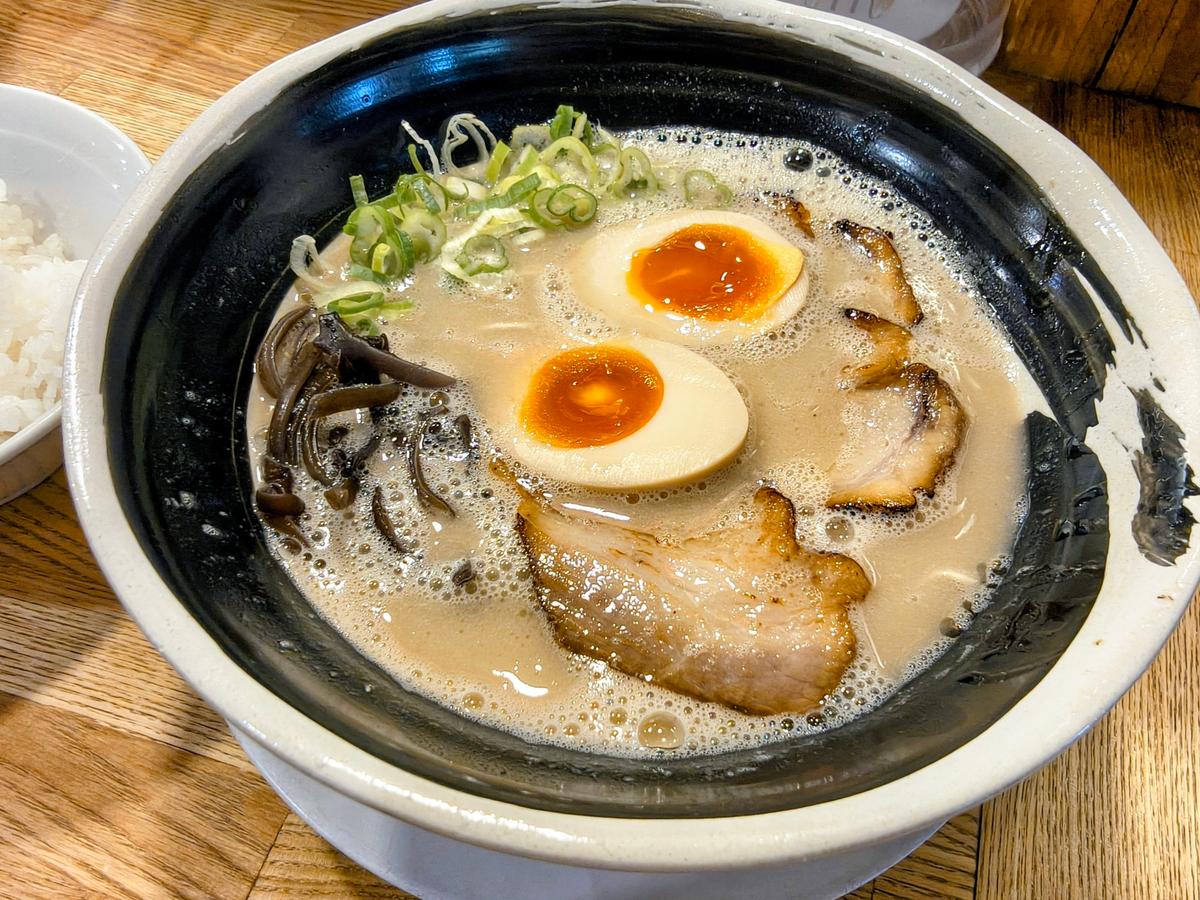 麺が見えないぐらい濃厚なのに…