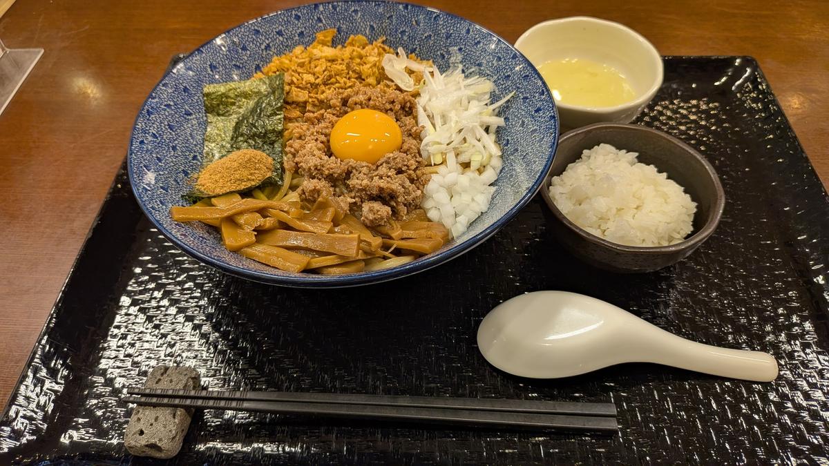 まぜそばに、卵白とご飯がついてきます♪