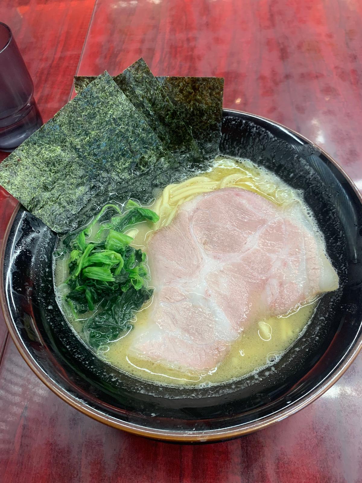 家系ラーメンなので海苔もしっかり入ってます🍜