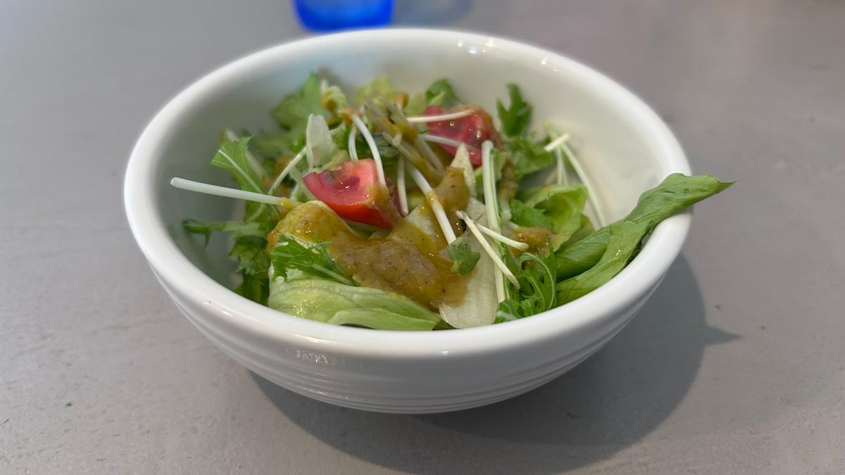 サラダは先に出てきます。あなたは先に食べる派?