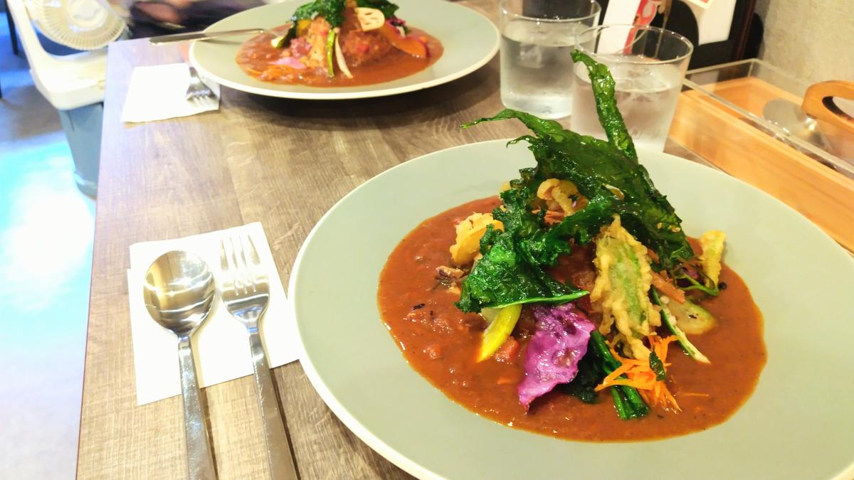 (手前)808野菜増しカレー ¥1200 (奥)808カレー ¥950