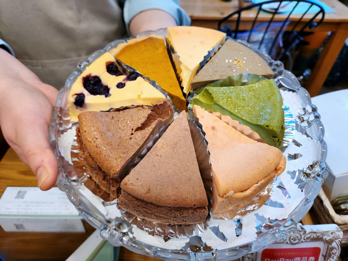 色んなチーズケーキ。他にも焼き菓子が有ります。