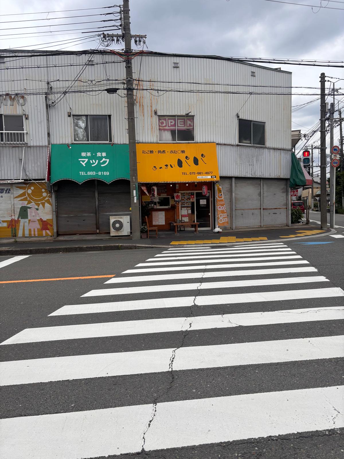 真上の信号待ちでお店が見えると食べたくなります。