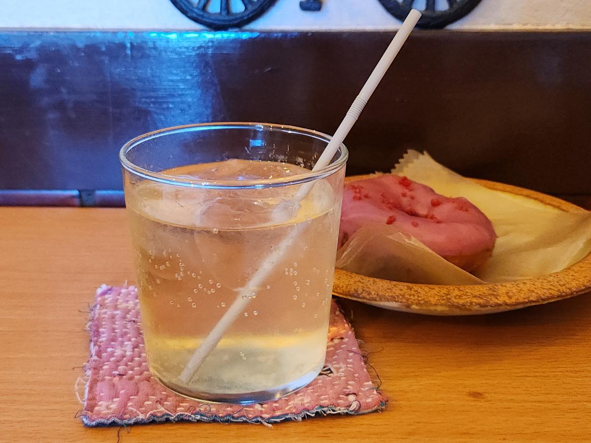 追加注文のレモンスカッシュはさっぱりしていて、またドーナツ食べれちゃいました!