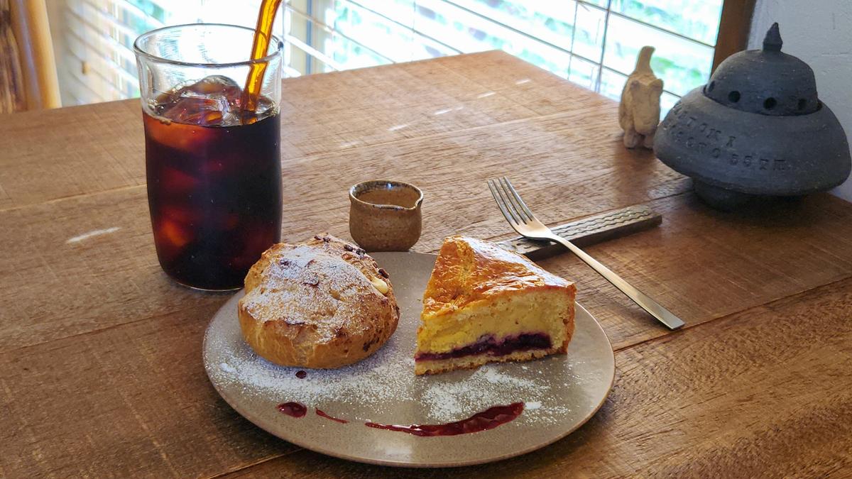 米粉のシュークリーム&ガトーバスク。サカノ珈琲店さんの深煎アイスコーヒーブレンドと合わせました♪