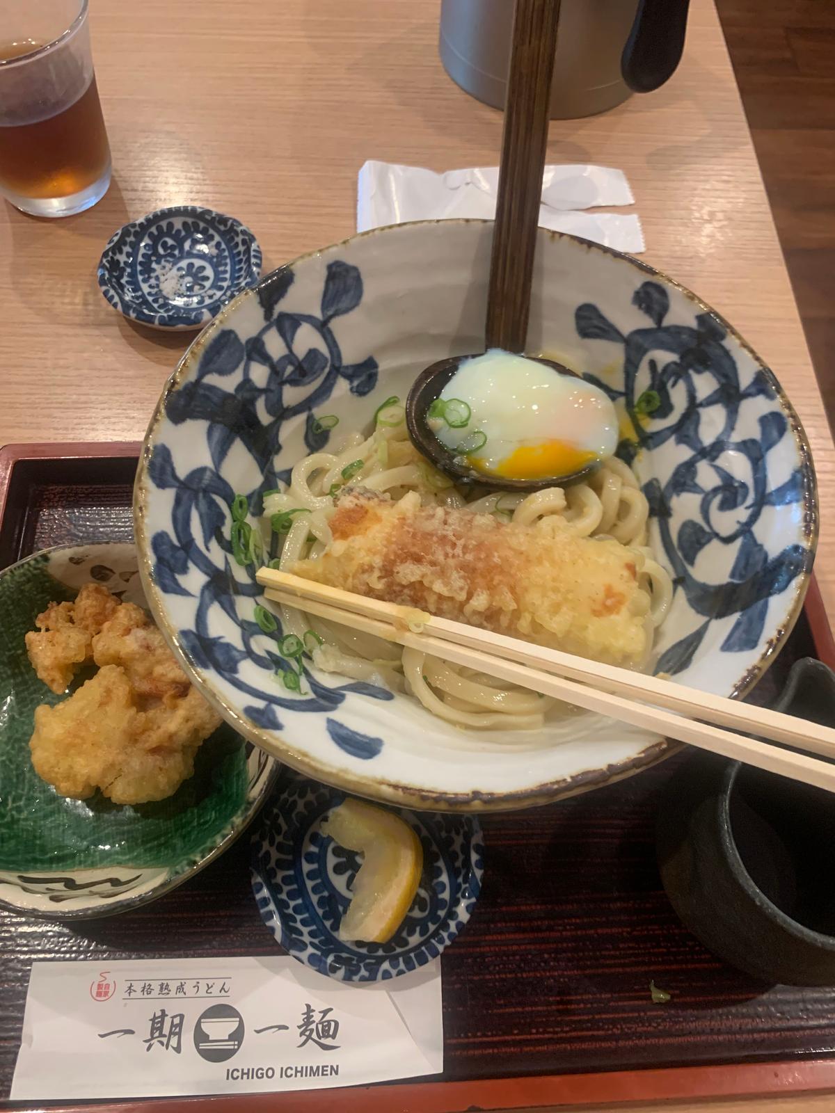 写真撮り忘れて食事中。温玉が流れないようにレンゲお借りしました。