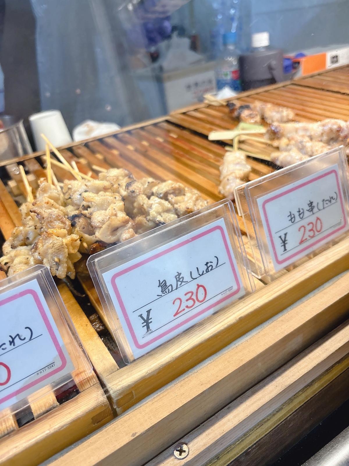 焼きあがって陳列している焼き鳥